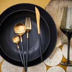 Couverts STILETTO (16 éléments) 37 Couverts STILETTO (16 éléments) -Umbraen Boutique 1000337794 220225 020 MOOD DETAILS P000000001000337794 mood